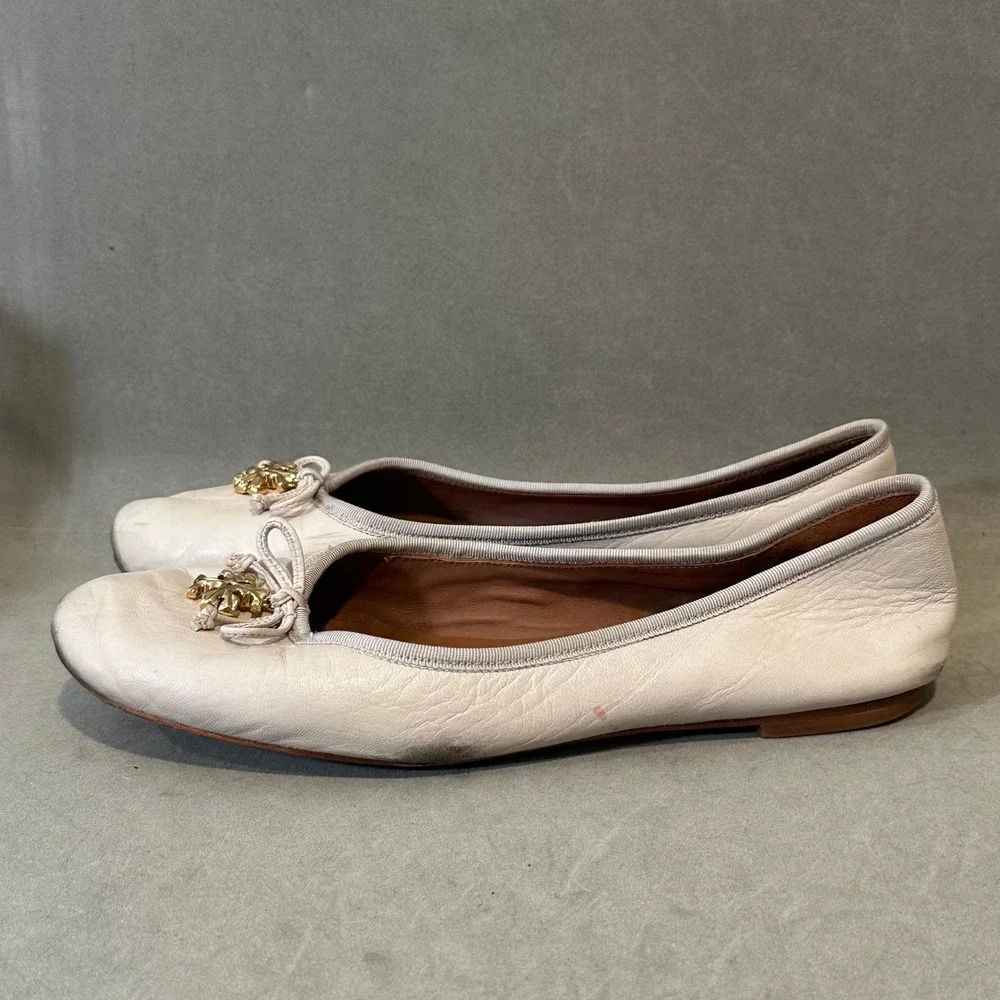 Tory Burch‎ Minnie Travel Ballet Flats Cream Leather Gold Logo Charm Size 9M